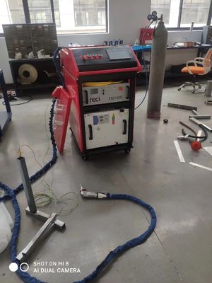1000W 1500W 2000W 3000W saldatore laser portatile a fibra con raffreddamento ad acqua RAYCUS