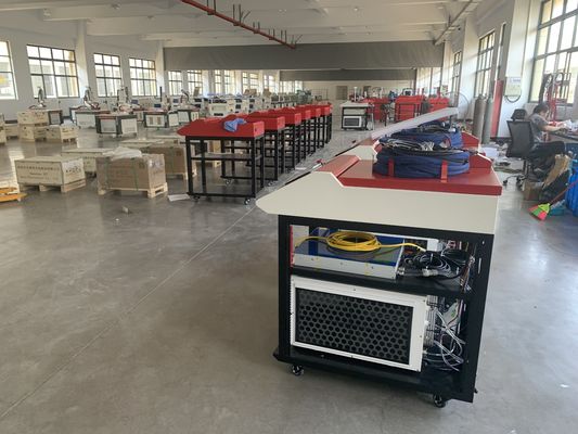 1000W 1500W 2000W 3000W saldatore laser portatile a fibra con raffreddamento ad acqua RAYCUS