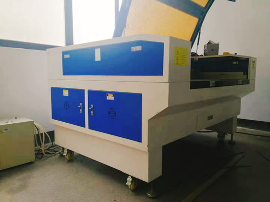 1000-26000mm/min Velocità di taglio Macchina di incisione laser CO2 con superiore e servizio