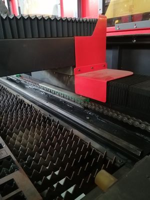 Macchina di taglio laser a fibra di foglio metallico 1000W 1500W 2000W 3000W Disegno di tavolo singolo